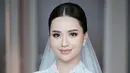 Makeup flawless di hari pernikahannya ini membuat Anggi Marito tampil luar biasa manglingi. [Foto: Instagram/anggimarito]