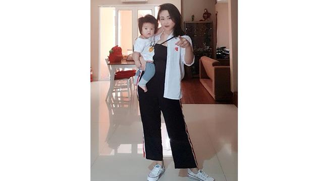 Jarang Tersorot, Ini 6 Potret Juliana Istri Pelawak Peppy
