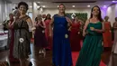 Sejumlah kontestan menari saat mengikuti kontes kecantikan untuk wanita lansia menjelang Hari Ibu, di Sao Paulo, Brasil (10/5). Di hadapan para juri, mereka ikut berlenggak lenggok di atas panggung menampilkan gaun yang dipakainya. (AFP/Nelson Almeida)