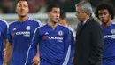Jose Mourinho berbincang dengan Eden Hazard disela - sela babak tambahan pada pertandingan 16 besar Piala liga inggris di Britannia Stadium, Inggris, (27/19/2015). Hasil ini menambah panjang catatan buruk Chelsea akhir-akhir ini. (Reuters/Alex Morton)