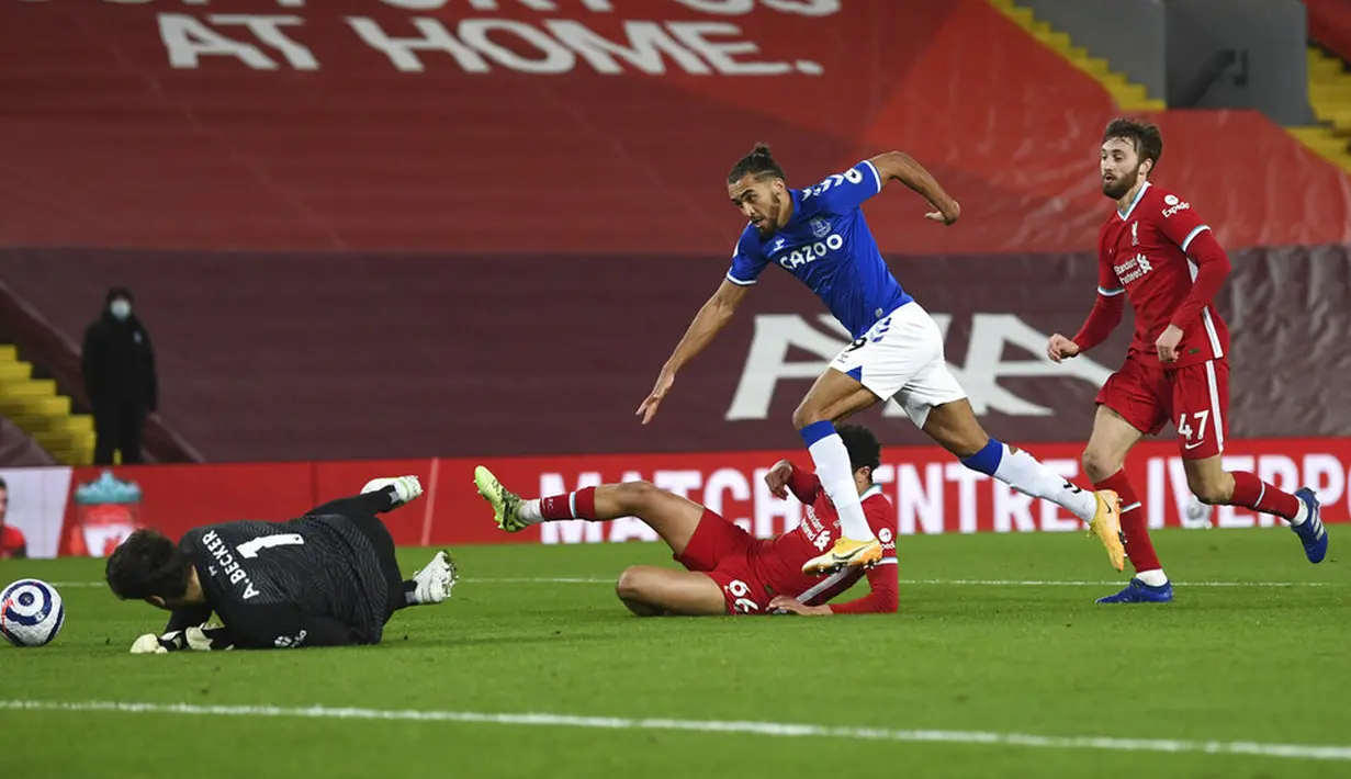 Pemain Liverpool Trent Alexander-Arnold (66) melakukan pelanggaran terhadap pemain Everton Dominic Calvert-Lewin pada pertandingan Liga Inggris di Anfield, Liverpool, Inggris, Sabtu (20/2/2021). Liverpool kalah 0-2. (Lawrence Griffiths/Pool via AP)