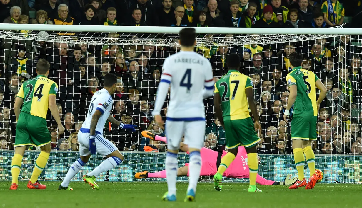 Pemain Chelsea, Kenedy, saat mencetak gol ke gawang Norwich City dalam laga Liga Inggris di Stadion Carrow Road, Norwich, Rabu (2/3/2016) dini hari WIB. (AFP/Ben Stansall)
