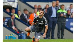 Pemain baru Chelsea, Pedro Rodriguez tampak kesakitan saat laga Liga Premier Inggris melawan WBA di Stadion The Hawthorns, Inggris, Minggu (23/8/2015). Chelsea berhasil mengalahkan WBA 3-2. (Action Images via Reuters/Carl Recine)