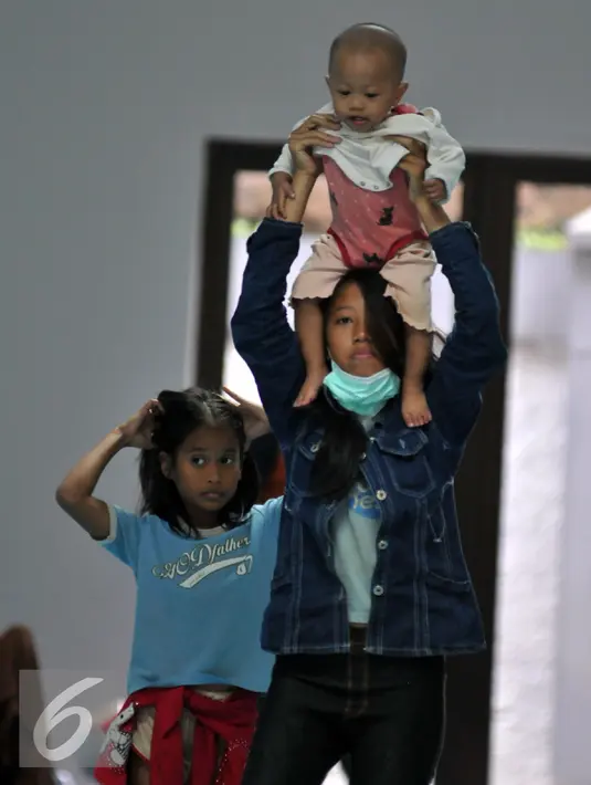 Keluarga eks Gafatar saat berada di rumah penampungan Panti Sosial Bina Insan (PSBI), Cipayung, Jakarta, Sabtu (23/1/2016). Ratusan eks Gafatar itu akan menjalani proses rehabilitasi. (Liputan6.com/Yoppy Renato)