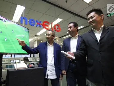 Dirut IndosatM2 Hari Sukmono, Dirut MTV Rachmat Akbari, Dirut Mediatama Anugrah Citra Kwe Junus Koswara menyaksikan layanan televisi lewat internet di Jakarta (22/5). Tiga layanan televisi GIG, Nexmedia dan Skynet meluncurkan nexGIG. (Liputan6.com/HO/Eko)