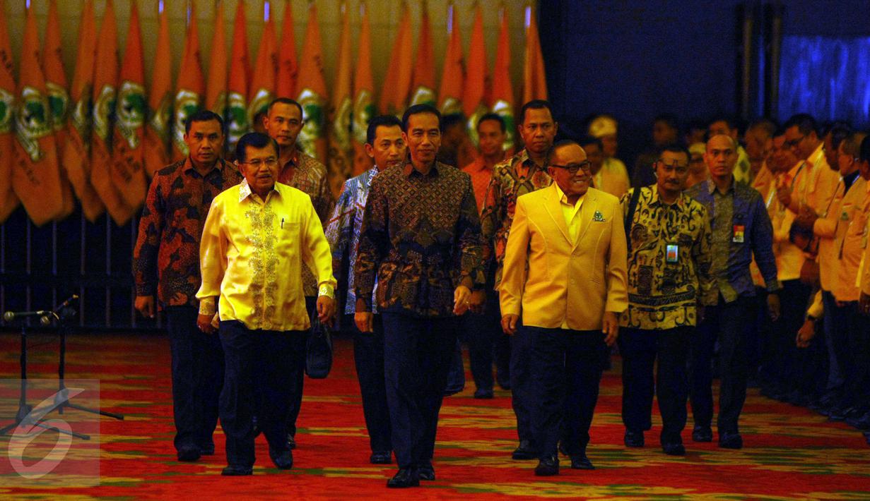 Presiden Jokowi didampingi Wapres Jusuf Kalla (JK) dan Ketua Umum Golkar Aburizal Bakrie menghadiri pembukaan Munas Luar Biasa (Munaslub) Golkar di Bali Nusa Dua Convention Center, Bali, Sabtu (14/5).  (Liputan6.com/Johan Tallo)