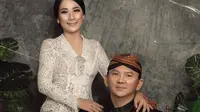 Dalam foto pernikahannya, Ahok dan Puput Nastiti Devi nampak serasi mengenakan pakaian adat Jawa. Ahok tampak gagah mengenakan beskap lengkap dengan blangkon. (Liputan6.com/IG/@fdphotographyofficial)