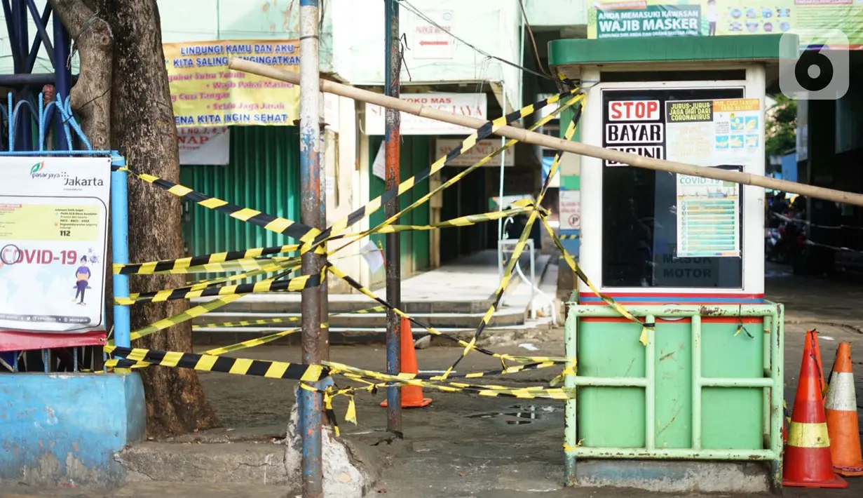 Suasana Pasar Minggu yang tutup dan sepi dari aktivitas jual beli di Jakarta Selatan, Minggu (21/6/2020). Penutupan dilakukan menyusul ditemukannya tiga pedagang yang terkonfirmasi positif Covid-19 setelah dilakukan uji usap oleh puskesmas kecamatan beberapa pekan lalu. (Liputan6.com/Immanuel Antoni