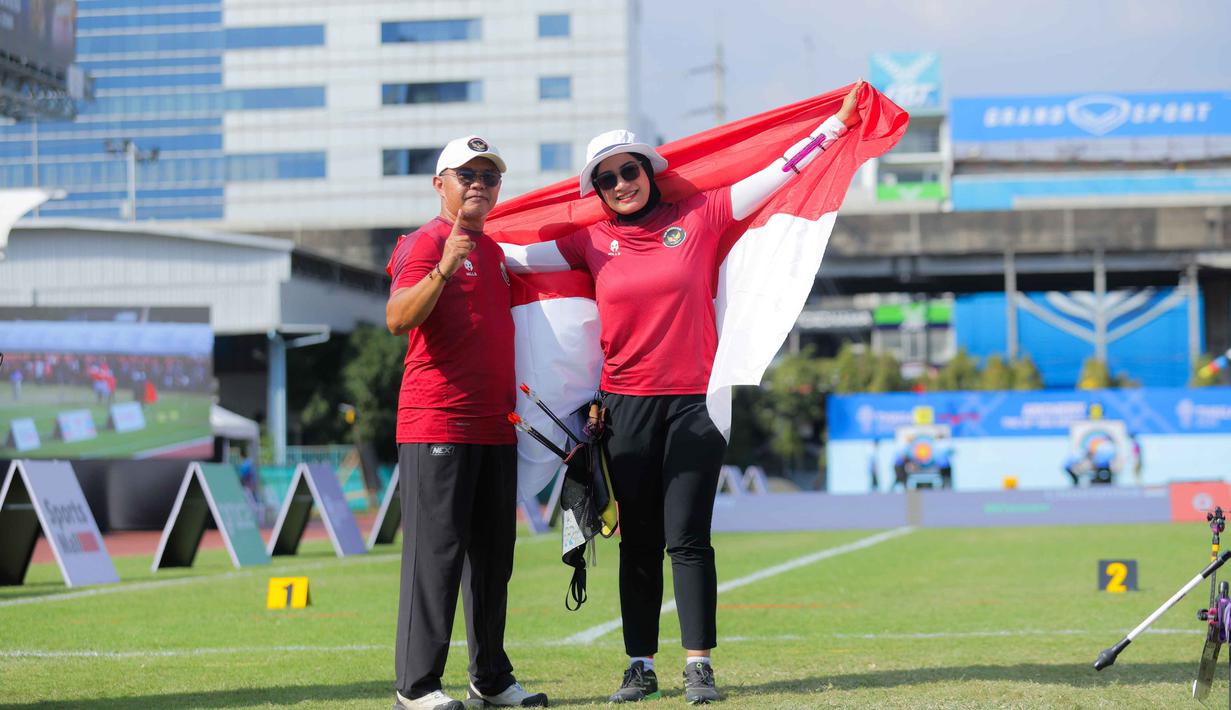 Atlet panahan Indonesia, Diananda Choirunisa (kanan) berpose usai memastikan meraih medali emas di nomor individual recurve putri SEA Games 2025 di Football Field 1, Sports Authority of Thailand, Bangkok, Rabu (17/12/2025). Kontingen Indonesia kembali menambah pundi-pundi emas di SEA Games 2025 Thailand. (Bola.com/Bagaskara Lazuardi)