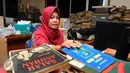 Seorang mahasiswi magang melakukan pendataan ulang buku di PDS HB Jassin, Jakarta, Kamis (8/9). PDS HB Jassin merupakan tempat pendokumentasian arsip kesusastraan nasional Indonesia yang didirikan pada 28 Juni 1976. (Liputan6.com/Helmi Fithriansyah)