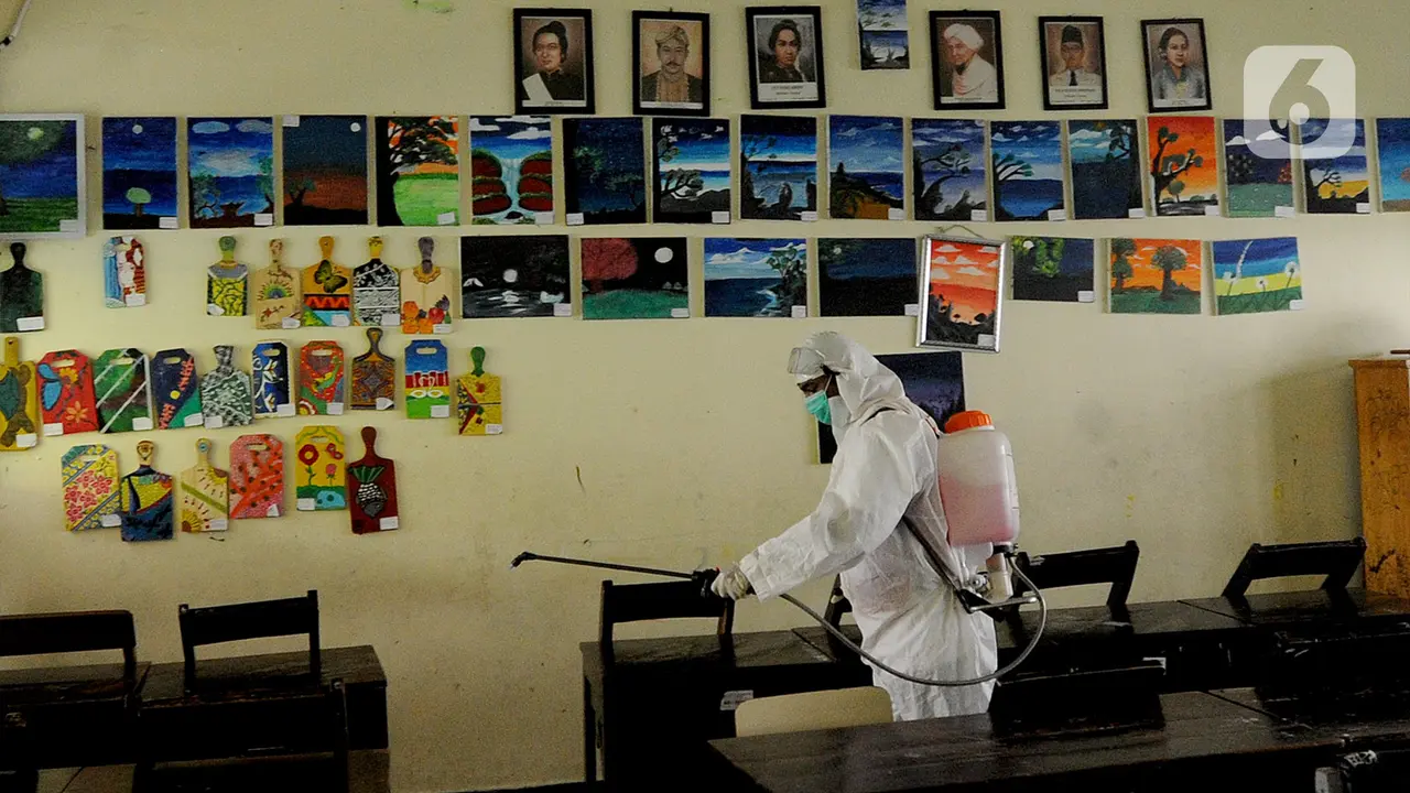 Antisipasi Virus Corona, PMI Semprot Disinfektan Sekolah di Jakarta