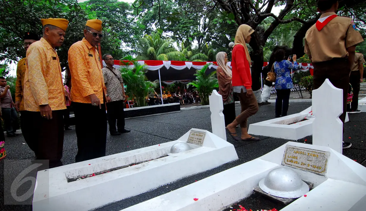 Menyambut hari jadi Kota Tangerang ke-23, sejumlah aparat dan mantan penjabat menaburkan bunga di Taman Makam Pahlawan Taruna, yang berada di kawasan Daan Mogot, Kota Tangerang, Minggu (28/2/2016). (Liputan6.com/Faisal R Syam)