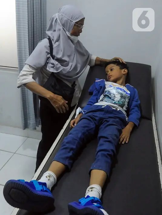 <p>ISPA dapat menimbulkan berbagai gejala, seperti batuk, demam, nyeri kepala, hidung tersumbat, nyeri tenggorokan atau nyeri telan, timbulnya gejala sinusitis, kekurangan oksigen yang dapat menyebabkan warna kulit menjadi kebiruan, serta kesulitan bernafas. (merdeka.com/Arie Basuki)</p>