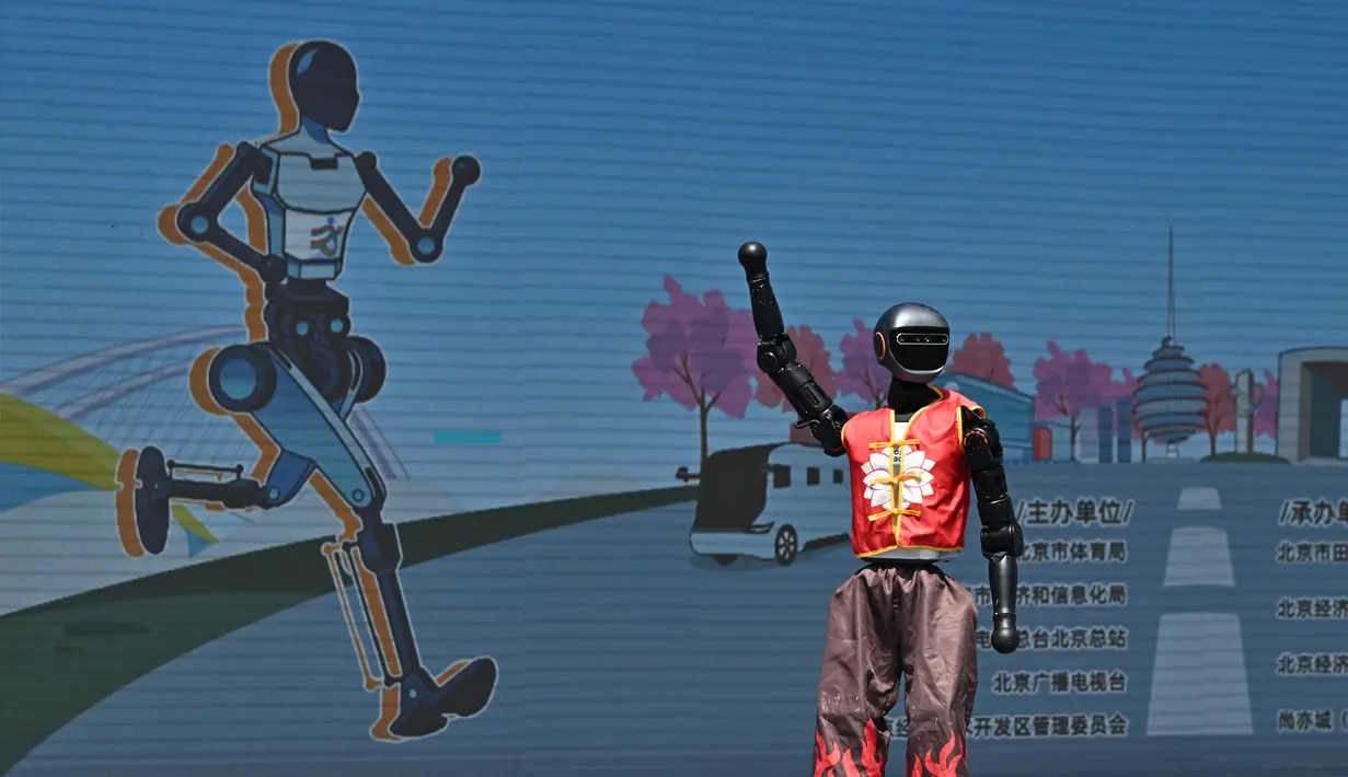 Sebuah robot tampil setelah lomba lari setengah maraton robot humanoid di Beijing pada tanggal 19 April 2025. (Pedro PARDO/AFP)