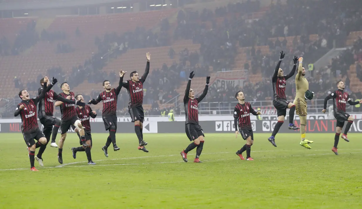 Para pemain AC Milan merayakan kemenangan 2-1 atas Torino sekaligus memastikan lolos ke perempat final pada laga Coppa Italia di San Siro stadium, Milan (12/1/2017). (AP/Antonio Calanni)