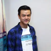 Lelaki kelahiran Surabaya 30 tahun silam ini suka mengunjungi tempat wisata baru. Dan selalu mengabadikannya. (Nurwahyunan/Bintang.com)