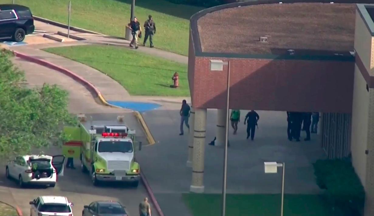 Suasana saat aparat keamanan berusaha membekuk pelaku penembakan di Santa Fe High School, Texas, Amerika Serikat, Jumat (18/5). Sepuluh orang tewas dan 10 lainnya luka-luka dalam peristiwa tersebut. (KTRK-TV ABC13 via AP)