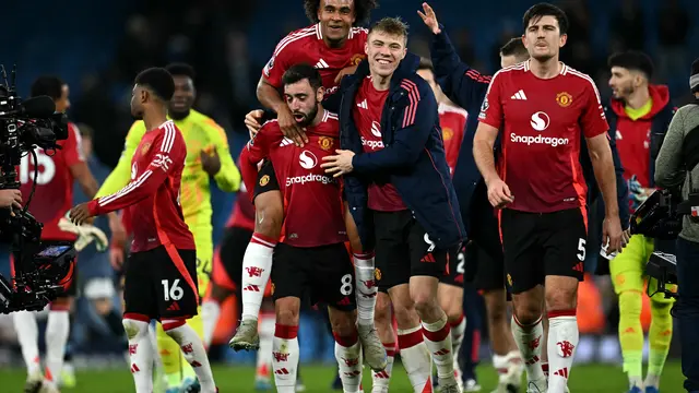 Selebrasi Manchester United usai mempermalukan Manchester City 2-1