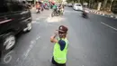 Pak Mamat bertugas pada pagi dan sore hari yaitu pada pukul 07.30 sampai 08.30 dan pukul 15.30 sampai 16.30 WIB, Jakarta, Minggu (20/9/2015). (Liputan6.com/Faizal Fanani)