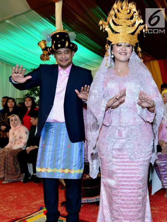 Putri Presiden Joko Widodo, Kahiyang Ayu bersama suami Bobby Nasution saat mengikuti prosesi pemberian marga dengan Manortor atau menari Tortor di rumah Pamannya Bobby Nasution di Medan, Selasa (21/11). (Liputan6.com/Pool/Media Center)