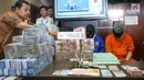 Barang bukti dan tersangka Tindak Pidana Pencucian Uang (TPPU) kasus narkoba di kantor BNN, Jakarta, Selasa (13/6). BNN menyita aset dan uang hasil TPPU kasus narkoba dengan total nilai Rp39 miliar dari kedua kasus berbeda. (Liputan6.com/Yoppy Renato)