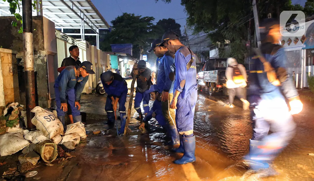 Petugas terkait terus melakukan perbaikan saluran agar luapan air kembali normal. (Liputan6.com/Angga Yuniar)