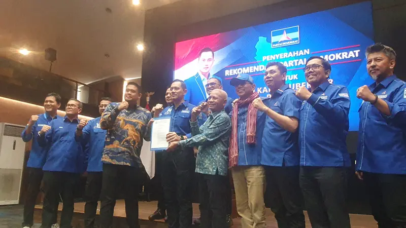 Ketua Umum Partai Demokrat, Agus Harimurti Yudhoyono (AHY), menyerahkan rekomendasi dukungan kepada tujuh pasang bakal calon gubernur dan wakil gubernur yang akan berkompetisi dalam Pilkada 2024. (Merdeka.com/Bachtiarudin Alam)