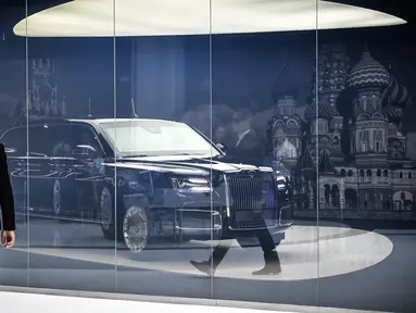 Pengunjung melihat mobil limosin Aurus Senat milik Presiden Rusia Vladimir Putin di Moscow International Motor Show di Moskow (29/8). Mobil ini memiliki panjang 6 meter dan mesin V8 4.400 cc dipasangi dua buah turbo. (AFP Photo/Alexander Nemenov)