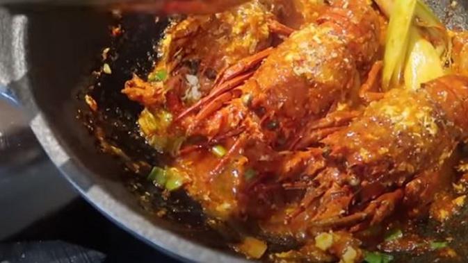 Zaskia Sungkar membuat hidangan lobster saus padang (Dok.YouTube/The Sungkars Family)