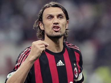 Kabar buruk kembali menimpa Serie A Italia. Legenda sekaligus petinggi AC Milan, Paolo Maldini, positif terpapar virus corona. (AP/Emilio Andreoli)