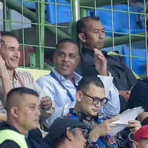 Pelatih Timnas Indonesia, Patrick Kluivert (melihat ke kamera) ditemani Alex Pastoor, Gerald Vanenburg, dan Denny Landzaat, berada di tribune penonton Stadion Patriot Candrabhaga Bekasi, Minggu (2/2/2025) malam WIB. Keempat staf kepelatihan Tim Garuda itu memantau pemain dalam laga Persija Jakarta kontra PSBS Biak. (Bola.com/Bagaskara Lazuardi)