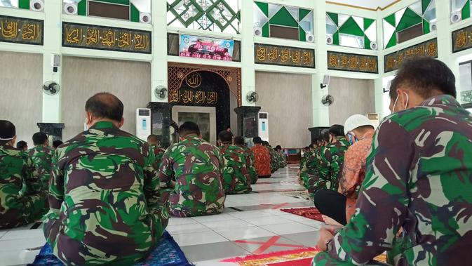 Melihat Salat Jumat Di Mabes TNI AU di Masa Transisi New Normal (Foto:Liputan6/Putu Merta Surya Putra)