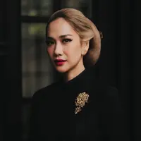 Sanggul Klasik Bunga Citra Lestari Menarik dengan Warna Rambut Blonde. [@itsmebcl]