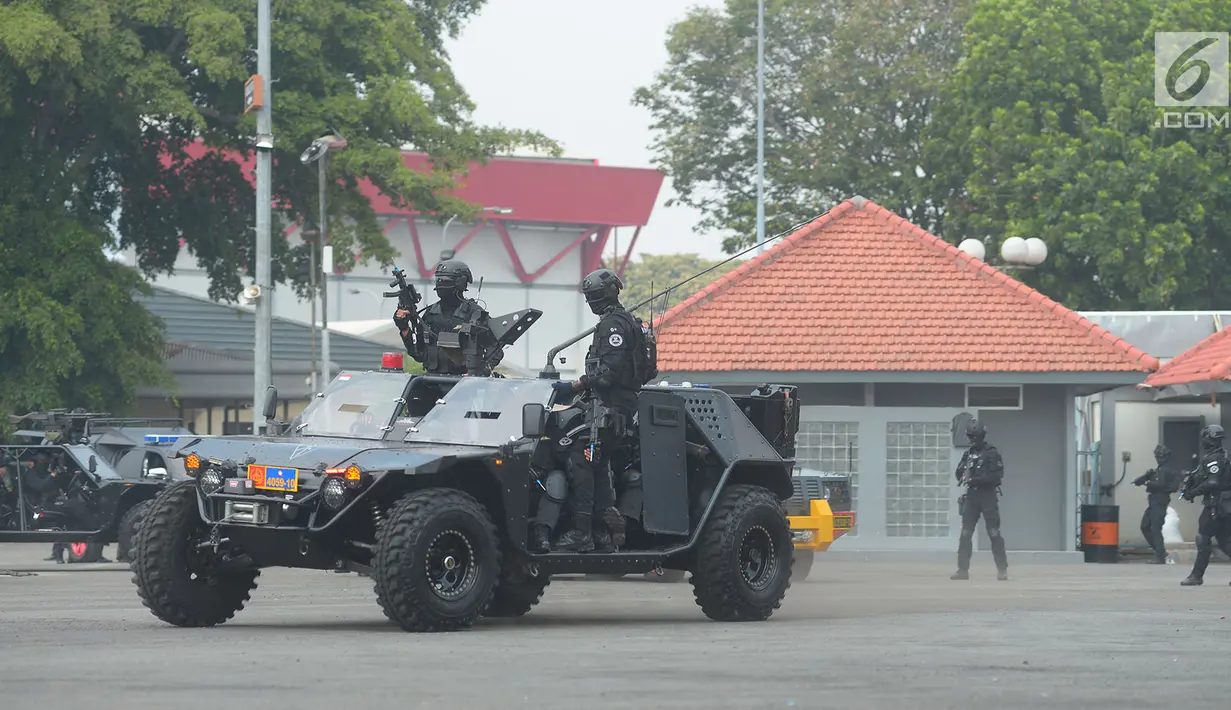 Sejumlah personel anti teror menaiki kendaraan taktis pada simulasi dan latihan mitigasi aksi terorisme untuk pengamanan Asian Games 2018 di JIExpo Kemayoran, Jakarta, Rabu (25/7). Simulasi tersebut diikuti  TNI, Polri, dan BNPT. (Merdeka.com/Imam Buhori)
