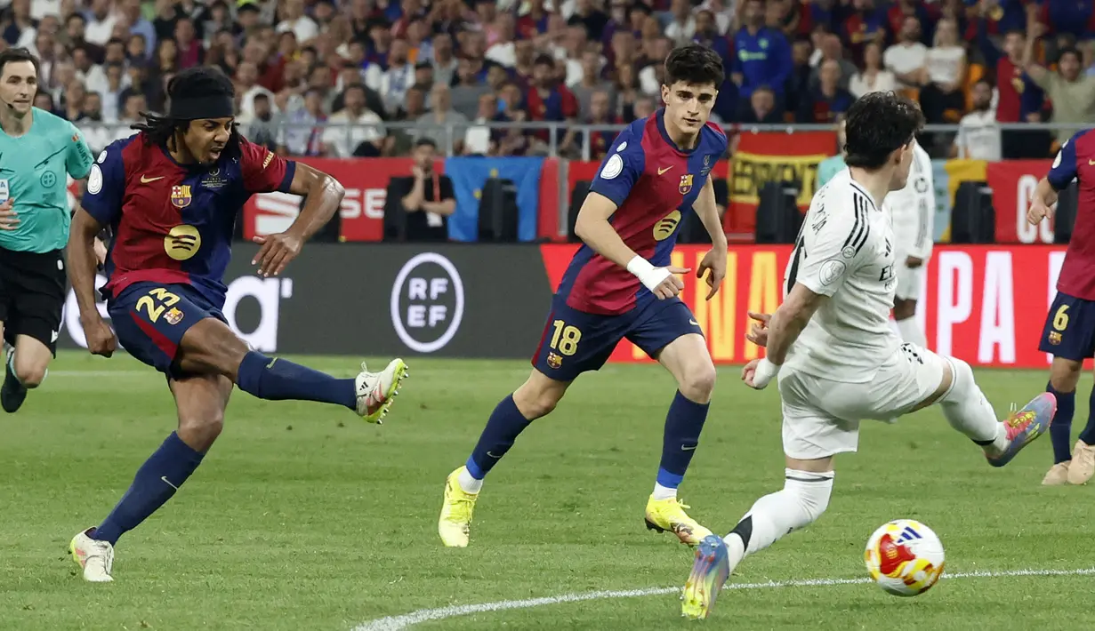 Pemain Barcelona, Jules Kounde mencetak gol penentu kemenangan ke gawang Real Madrid dalam laga final Copa Del Rey di La Cartuja stadium, Sevilla, Spanyol. (AFP/Pierre-Philippe Marcou)