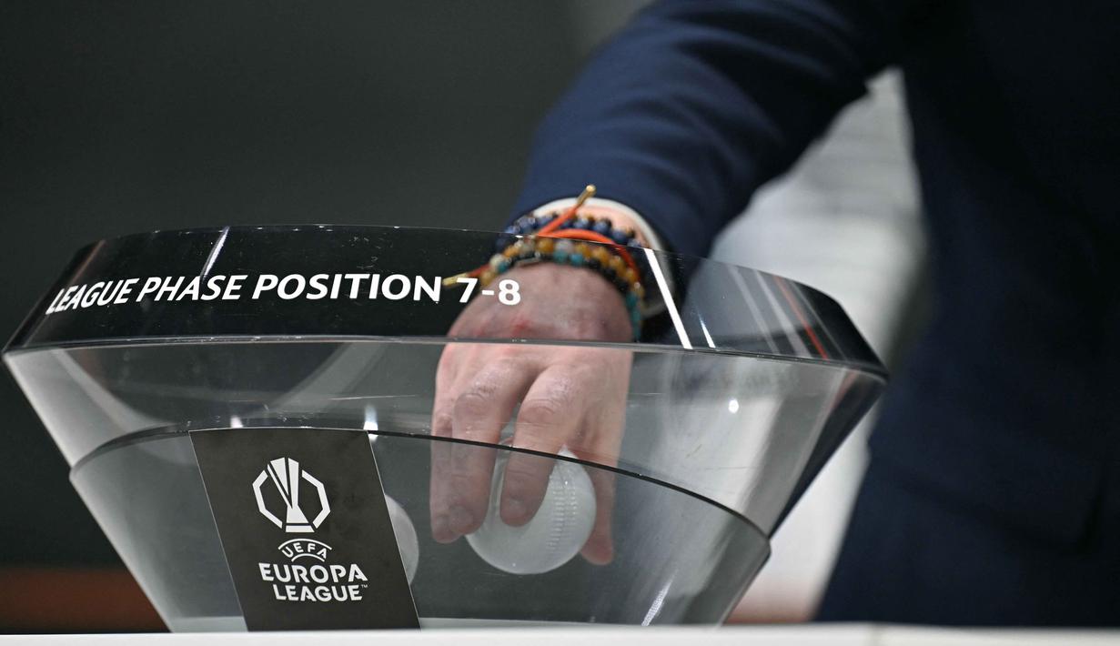 Tim-tim tersebut akan menantang delapan klub terbaik dari League Phase yang lebih dulu memastikan tempat di fase gugur secara otomatis. Tampak dalam foto, Duta UEFA Europa League dan mantan pemain sepak bola Portugal, Nuno Ricardo de Oliveira Ribeiro alias Maniche, mengambil bola undian selama pengundian babak 16 besar, perempat final, dan semifinal Europa League 2025/2026 di House of European Football, Nyon, Swiss, Jumat (27/2/2026). (Harold CUNNINGHAM/AFP)