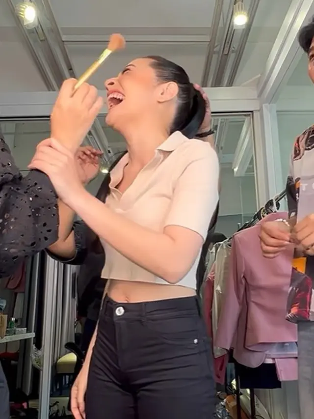 Prilly Latuconsina dan perut rampingnya (Instagram/prillylatuconsina96)