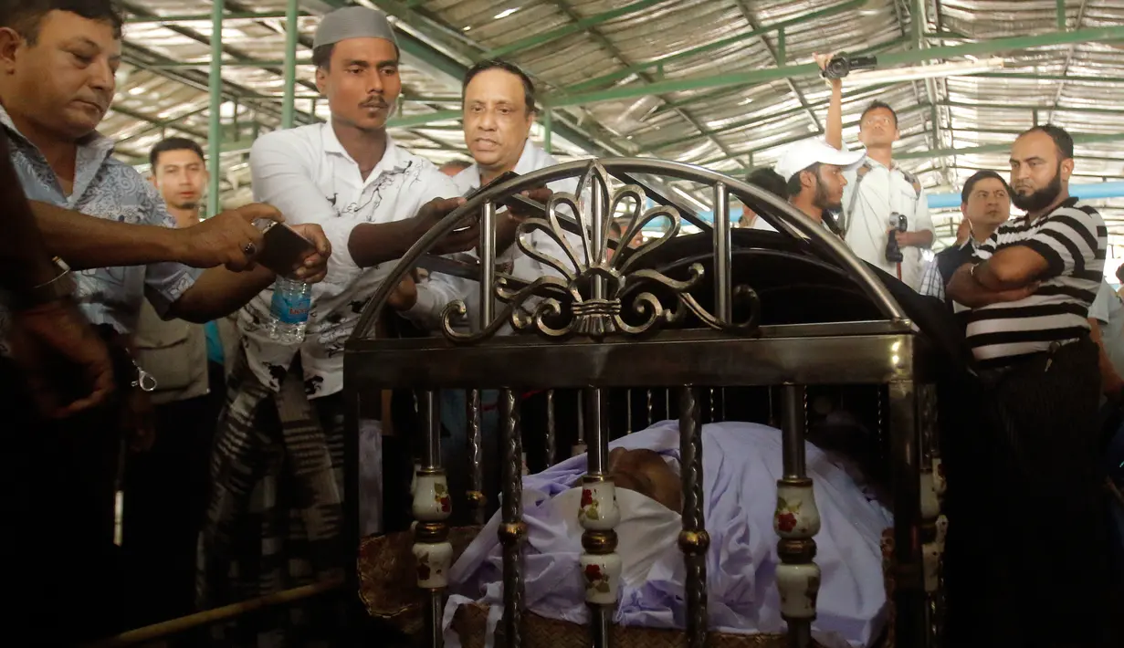 Jenazah pengacara Ko Ni sebelum dimakamkan di Yangon, Myanmar (30/1). Ko Ni tewas ditembak di halaman parkir di bandara internasional Yangon, Myanmar, pada 29 Januari 2017 kemarin. (AP Photo / Thein Zaw)