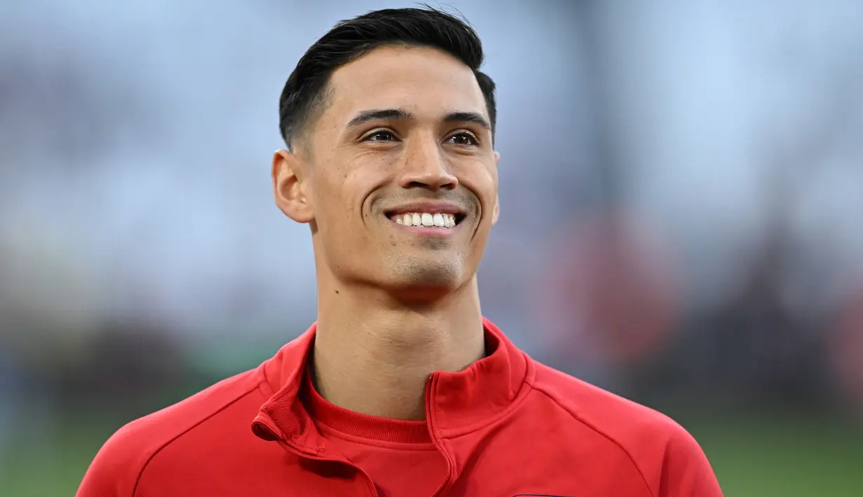 Gelandang AZ Alkmaar, Tijjani Reijnders saat pemanasan jelang laga leg pertama semifinal Europa Conference League 2022/2023 menghadapi West Ham di London Stadium, London (11/5/2023). AZ Alkmaar kabarnya telah membanderol Tijjani Reijnders yang diincar AC Milan, Sporting Lisbon dan beberapa klub di Liga Inggris dengan harga yang terbilang cukup ekonomis sebesar 18 juta euro atau setara Rp296 miliar. (AFP/Justin Tallis)