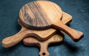 Sebaiknya gunakan talenan berbeda untuk daging dan sayuran untuk menghindari bau tak sedap pada talenan kayu. (Foto: Freepik/KamranAydinov)