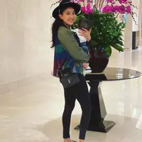 Olivia Zalianty momong buah hati. (Sumber: Instagram/oliviazallianty)