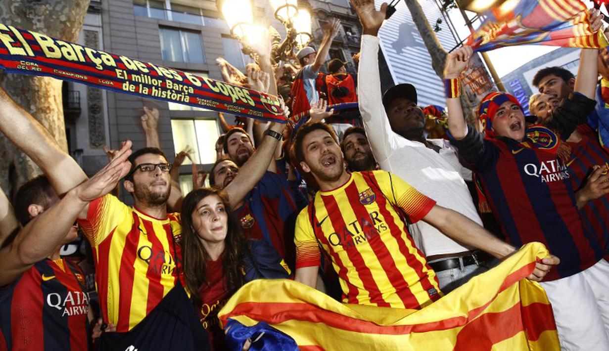 Pesta pendukung Barcelona di pusat kota Barcelona. (AFP PHOTO / QUIQUE GARCIA)