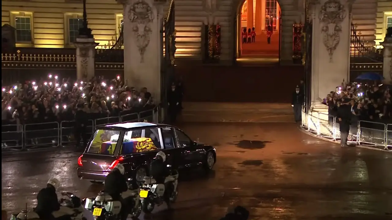 Detik-detik peti mati Ratu Elizabeth II memasuki Istana Buckingham, Selasa malam (13/9/2022) waktu setempat.