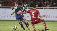 Gelandang Arema FC, Dedik Setiawan, berusaha melewati bek Persija Jakarta, Jaimerson Xavier, pada laga Liga 1 di SUGBK, Jakarta, Sabtu (31/3/2018). Persija menang 3-1 atas Arema FC. (Bola.com/Vitalis Yogi Trisna)