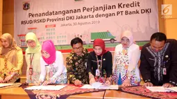 Direktur Kredit UMK & Usaha Syariah Bank DKI Babay Parid Wazdi (keempat kanan) menyaksikan penandatanganan Persetujuan Kredit Modal Kerja Pinjaman Tetap Berjangka senilai Rp93 bersama 6 perwakilan RSUD DKI Jakarta di Jakarta, Jumat (30/8/2019). (Liputan6.com/HO/Budi)