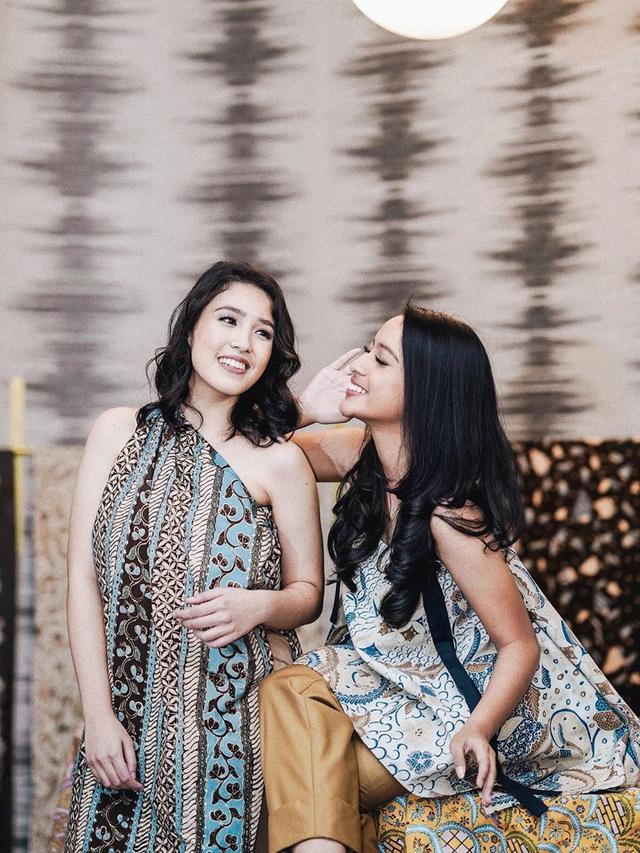 Makin Dewasa dan Cantik, Ini 6 Potret Kedua Anak Dede Yusuf