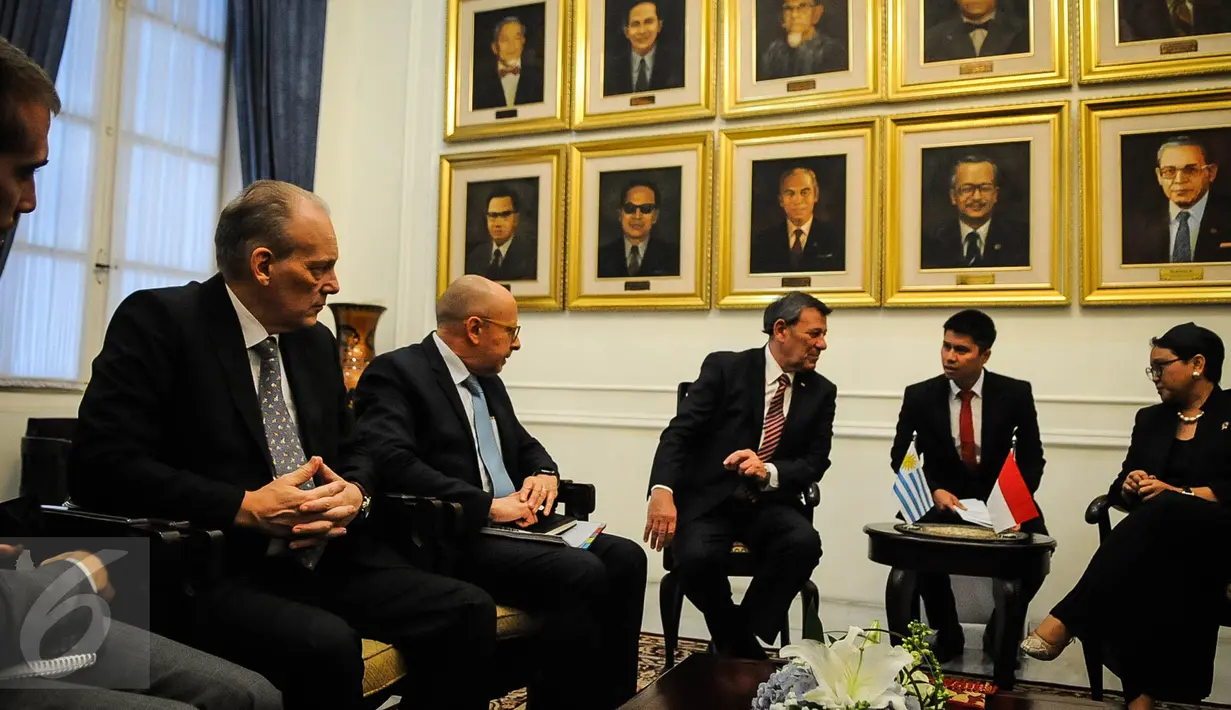 Suasana pertemuan antara Menlu RI Retno Marsudi dengan Menlu Uruguay Rodolfo Nin Novoa di Gedung Pancasila, Jakarta, Selasa (11/10). Kedua Menlu melakukan pertemuan bilateral bidang pertanian, pariwisata, dan lain-lain. (Liputan6.cm/Faizal Fanani)