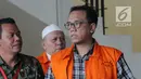 Mantan anggota DPRD Sumatera Utara Fadly Nurzal (kanan) dan Rijal Sirait (tengah) di Gedung KPK, Jakarta, Jumat (24/8). Keduanya usai menandatangani berkas perpanjangan penahanan terkait dugaan korupsi. (Merdeka.com/Dwi Narwoko)