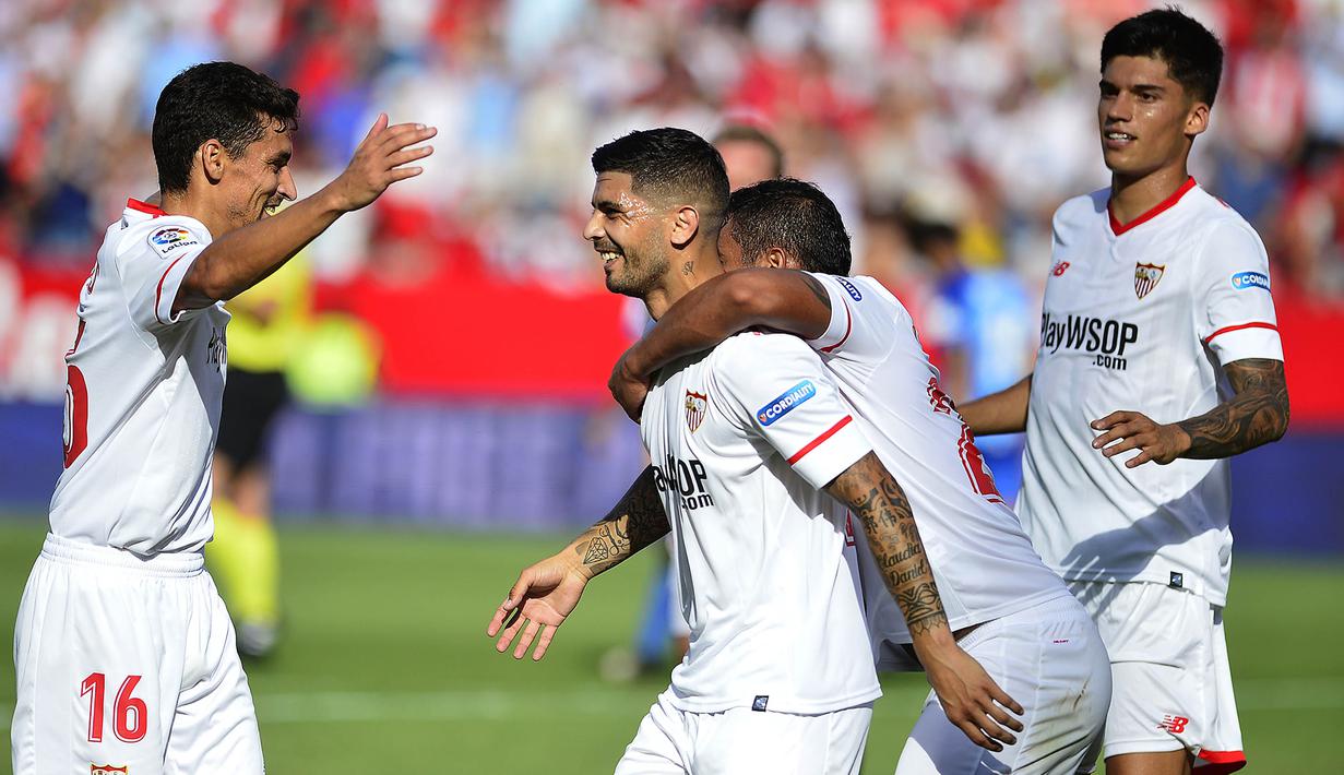 Para pemain Sevilla merayakan gol yang dicetak Ever Benega ke gawang Malaga pada laga La Liga Spanyol, Minggu (1/10/2017). Sevilla menang 2-0 atas  Malaga. (AFP/Cristina Quicler)