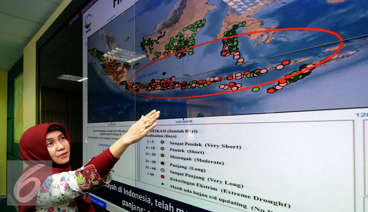 Evi Lutfiati menjelaskan wilayah yang terdampak El Nino di gedung BMKG, Jakarta, Jumat (7/8/2015). BMKG memprediksi disebagian wilayah Indonesia akan kekeringan hingga Desember mendatang. (Liputan6.com/Helmi Fithriansyah)